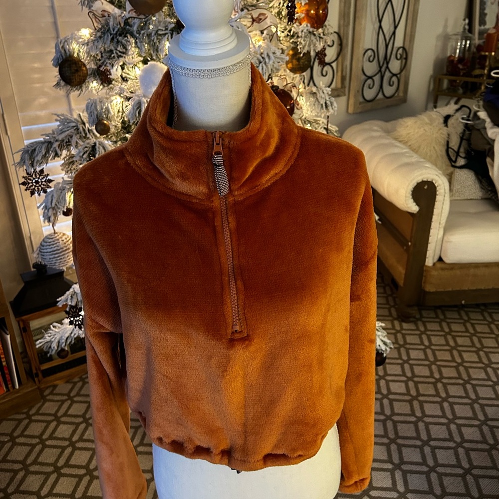 Urban Outfitters cropped to just above the waist I/2zip